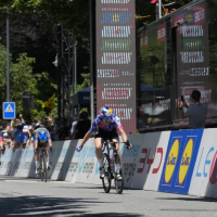 Krachtige sprintzege voor Zoe Bäckstedt in Tour de Suisse