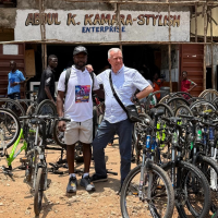 Gewezen wielersponsor Dirk Verbeeck ondersteunt wielerproject in Sierra Leone