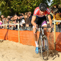 Mathieu Van der Poel grijpt grote beer in Meulebeke