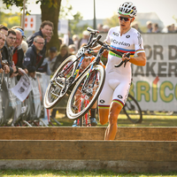 Mathieu Van der Poel grijpt grote beer in Meulebeke