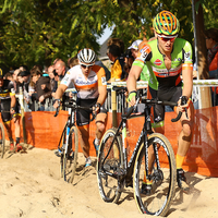 Mathieu Van der Poel grijpt grote beer in Meulebeke