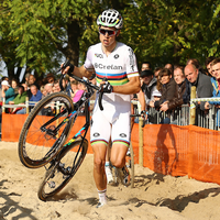 Mathieu Van der Poel grijpt grote beer in Meulebeke