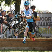 Mathieu Van der Poel grijpt grote beer in Meulebeke