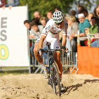 Mathieu Van der Poel grijpt grote beer in Meulebeke