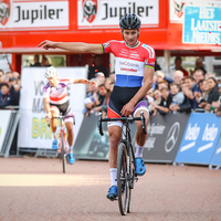 Mathieu Van der Poel grijpt grote beer in Meulebeke