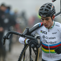 Van der Poel de beste in Otegemse Weversmisdagcross