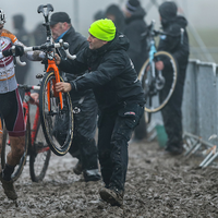 Van der Poel de beste in Otegemse Weversmisdagcross