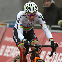 Van der Poel de beste in Otegemse Weversmisdagcross