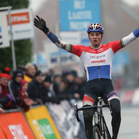 Van der Poel de beste in Otegemse Weversmisdagcross