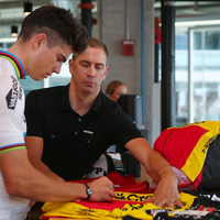 Wereldkampioen van Aert bezoekt Sram en Zipp in Amerika