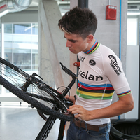 Wereldkampioen van Aert bezoekt Sram en Zipp in Amerika