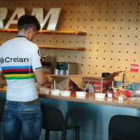Wereldkampioen van Aert bezoekt Sram en Zipp in Amerika