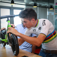 Wereldkampioen van Aert bezoekt Sram en Zipp in Amerika