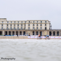 Beeld van het WK veldrijden 2021 vanuit ... de zee