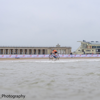 Beeld van het WK veldrijden 2021 vanuit ... de zee