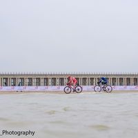 Beeld van het WK veldrijden 2021 vanuit ... de zee