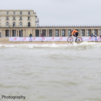 Beeld van het WK veldrijden 2021 vanuit ... de zee