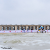 Beeld van het WK veldrijden 2021 vanuit ... de zee