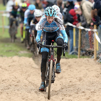 Van Aert pakt eerste zege in WK-shirt bij elite in Eeklo