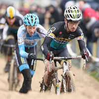 Van Aert pakt eerste zege in WK-shirt bij elite in Eeklo