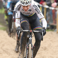 Van Aert pakt eerste zege in WK-shirt bij elite in Eeklo