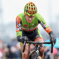 Van Aert pakt eerste zege in WK-shirt bij elite in Eeklo