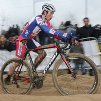 Van Aert pakt eerste zege in WK-shirt bij elite in Eeklo