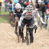 Van Aert pakt eerste zege in WK-shirt bij elite in Eeklo