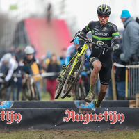 Van Aert pakt eerste zege in WK-shirt bij elite in Eeklo