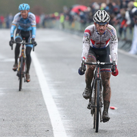 Van Aert pakt eerste zege in WK-shirt bij elite in Eeklo