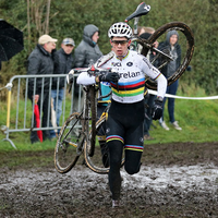 Van Aert pakt eerste zege in WK-shirt bij elite in Eeklo