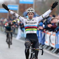 Van Aert pakt eerste zege in WK-shirt bij elite in Eeklo