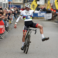 Knappe zege van wereldkampioen Mathieu van der Poel