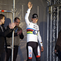 Knappe zege van wereldkampioen Mathieu van der Poel