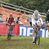 Lars van der Haar demonstreert op de Cauberg