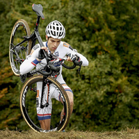 Lars van der Haar demonstreert op de Cauberg