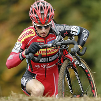 Lars van der Haar demonstreert op de Cauberg