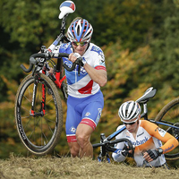 Lars van der Haar demonstreert op de Cauberg