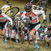 Lars van der Haar demonstreert op de Cauberg