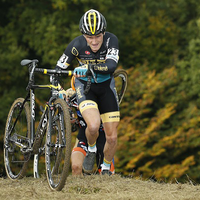 Lars van der Haar demonstreert op de Cauberg