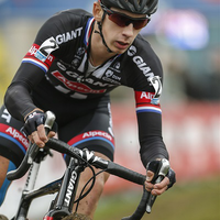 Lars van der Haar demonstreert op de Cauberg