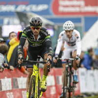 Lars van der Haar demonstreert op de Cauberg