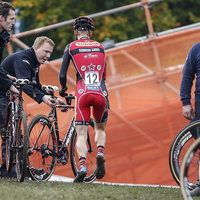 Lars van der Haar demonstreert op de Cauberg