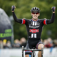 Lars van der Haar demonstreert op de Cauberg