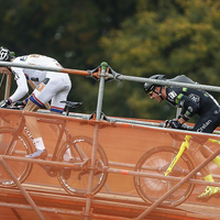 Lars van der Haar demonstreert op de Cauberg