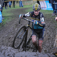 Foto's top drie bij de dames in Kasteelcross Zonnebeke