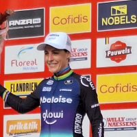 Lucinda Brand klopt Sara Casasola en Marion Norbert Riberolle na een spannende strijd