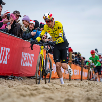 Mol maakt zich op om het veldritpeloton te ontvangen