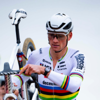 Van der Poel solo naar 5de profzege in Koksijde