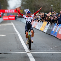 Lucinda Brand zet op dominante wijze Vlaamse Duinencross op haar palmares